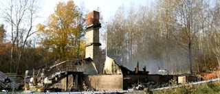 Villa totalförstörd i brand