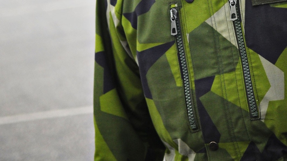 De täta militärkläderna orsakade bölder, sår och ärr på mannens kropp.
