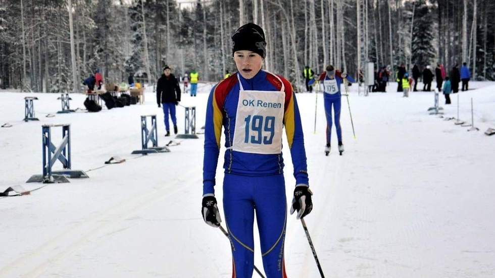 Tobias Snell, Luleå Gjutaren ( nr 199) passerar mållinjen först av alla i nya Kalvrajden på Ormberget. Bakom ses den näst snabbaste, Hanna Lundberg, Luleå Gjutaren (nr 175)