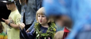 Mörka moln stoppade inte midsommardansen