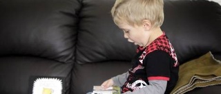 Johan, 3, kan läsa och skriva