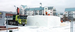 Bygget av snöborgen är i full gång