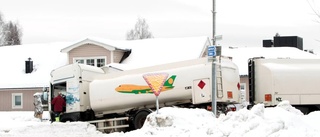 Tankbil av vägen i centrala Älvsbyn