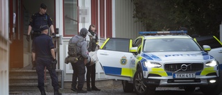 Stort pådrag vid handräckning i centrala Nyköping ✓Maskerad polis med skyddsvästar hämtade person