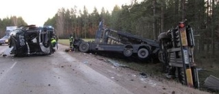 Lastbil i våldsam singelolycka