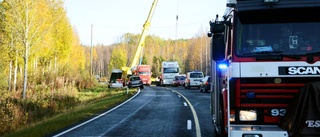 Lastbil läcker olja i älven