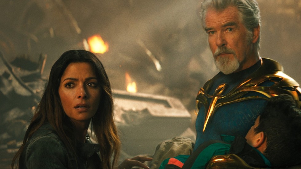 Sarah Shahi och Pierce Brosnan i "Black Adam". Pressbild.