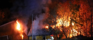 Flera styrkor bekämpande storbrand i verkstadslokal