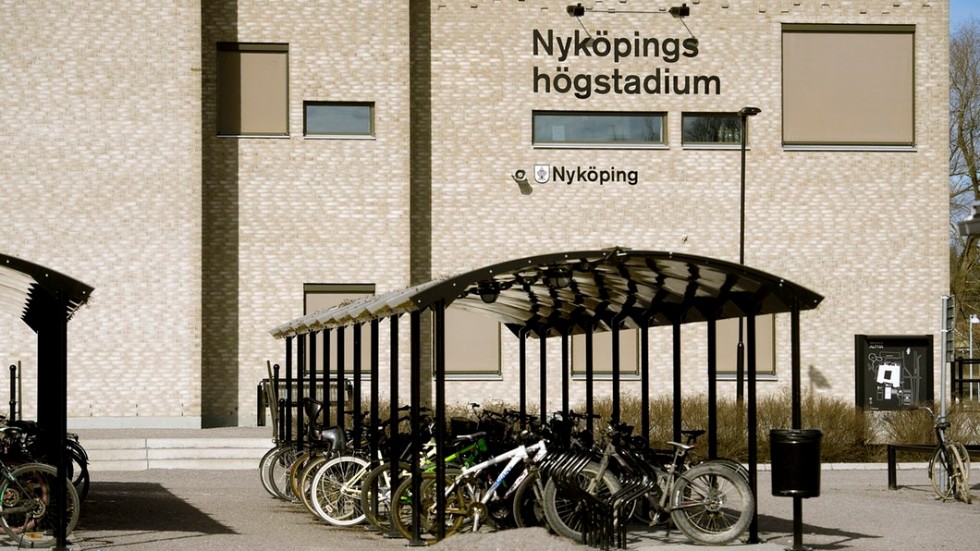 Med anledning av den senaste tidens bränder och antalet polisanmälningar de senaste åren, särskilt under 2017, har tryggheten på Alphaskolan i Nyköping ifrågasatts av lärare, föräldrar och även en del elever.