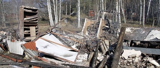 Brandplatsen undersöks under tisdagen