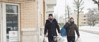 Många har skänkt saker till helgens loppis för behövande