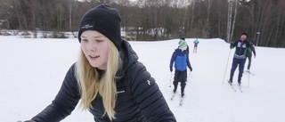 Ungdomar firade sportlovet med lånade skidor i Vilstabacken