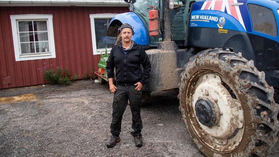 Höga kostnader på diesel och insatsvaror slår hårt mot bönderna. Nu avvecklar Böle Potatis sin köttproduktion på gården i Långnäs. "Det är tråkigt", säger Markus Levander.