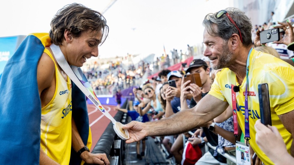 Armand Duplantis med pappa Greg efter VM-guldet i Eugene i somras. Arkivbild.