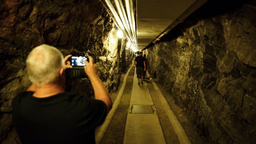 Tunnelgången som binder samman fortets olika delar är över 400 meter lång, skyddad av mellan tio och tjugo meter berg och betong.