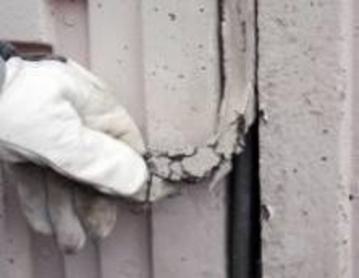 Fogmassan som innehåller PCB plockas bort från ett hus Norrköping.  Foto: Norrköpings kommun
