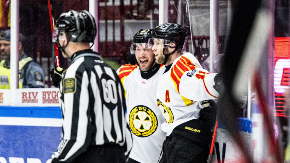 Johan Larsson (i mitten) jublar.