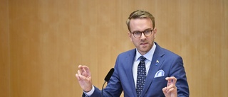 Andreas Carlson behöver ge raka besked om järnvägen