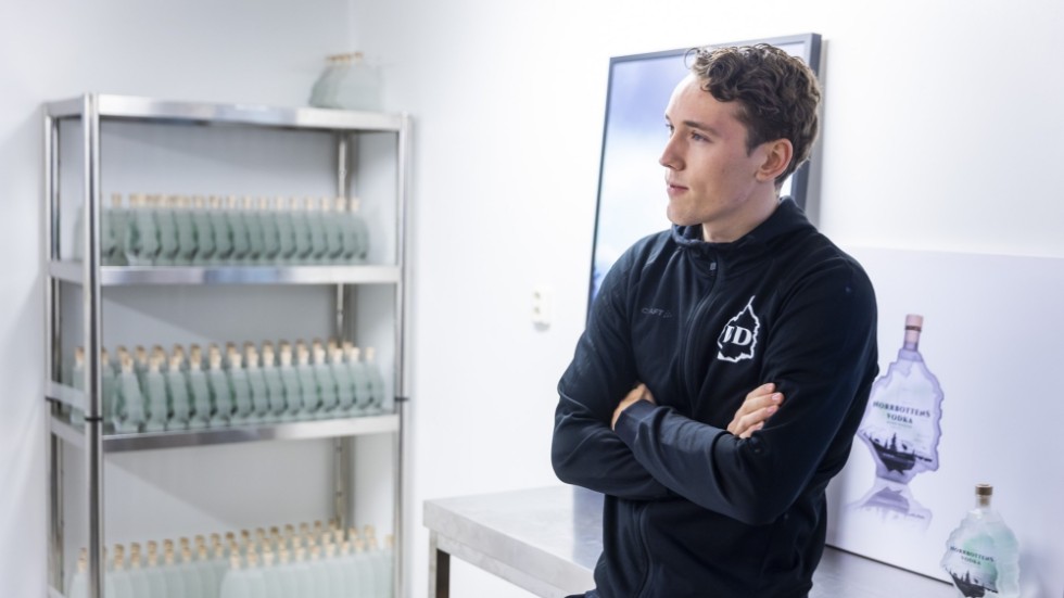 Viktor Björklund, Brändö Destilleri, har hamnat i en bekymmersam sits där hans specialframtagna flaska är för tung för Systembolagets nya regler. Ändringen gör att hela destilleriets framtid nu är osäker och den utveckling Viktor Björklund planerat läggs på is.