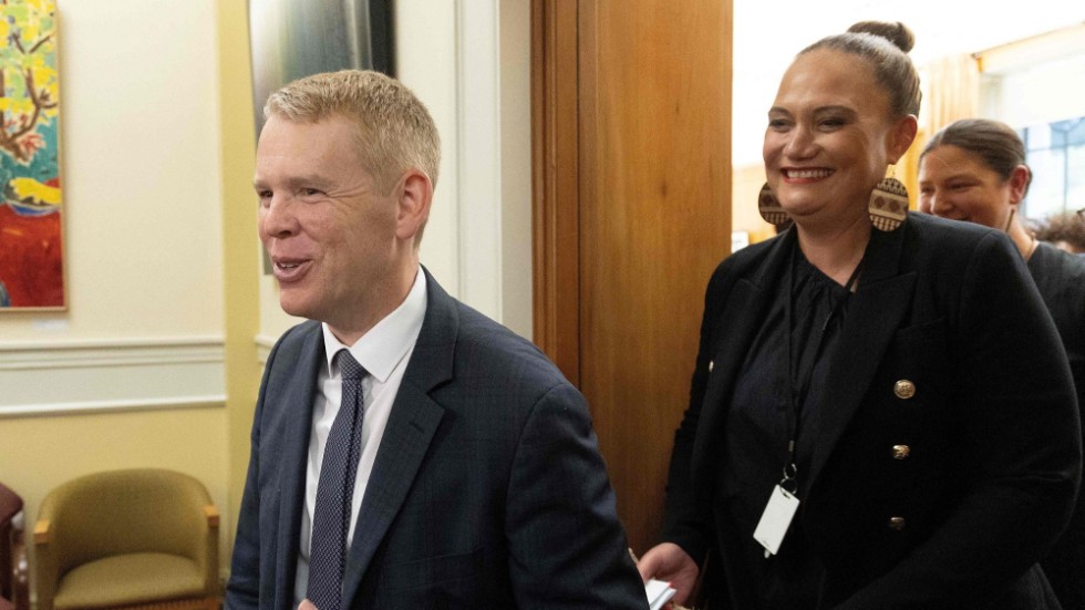 Chris Hipkins och Carmel Sepuloni lämnar nyzeeländska Labour-partiets möte i Wellington.