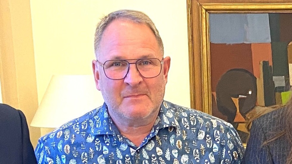 Göran Gredfors (M), blir så provocerad av åsikter som skiljer från hans egna att han väljer att förolämpa och förminska sina meningsmotståndare, menar Moderata ungdomsförbundet.
