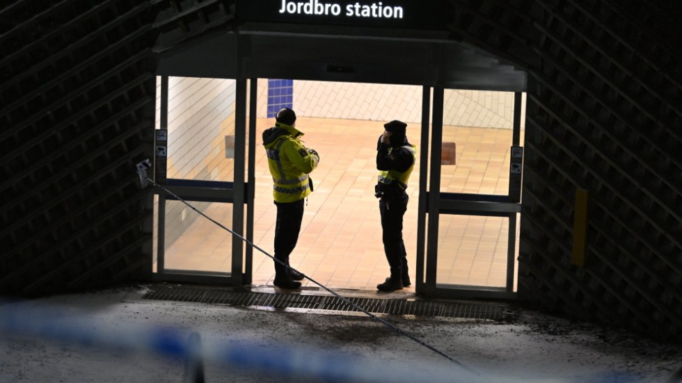 En av männen sköts på pendeltågsstationen och den andra i närheten av stationen.