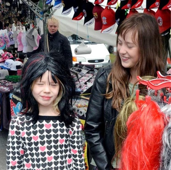 Matilda Andersson och Stina Jönsson från Svartbyn kollar runt. I morgon kanske det blir en peruk för Matilda, då ska hennes plånbok fyllas.