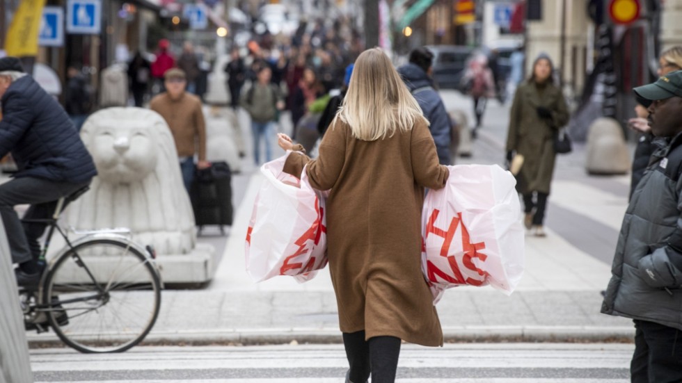 Konsumentpriserna sjönk i januari jämfört med december. Men inflationen – prisutvecklingen jämfört med ett år tidigare – ligger fortfarande över 10 procent. Arkivbild.