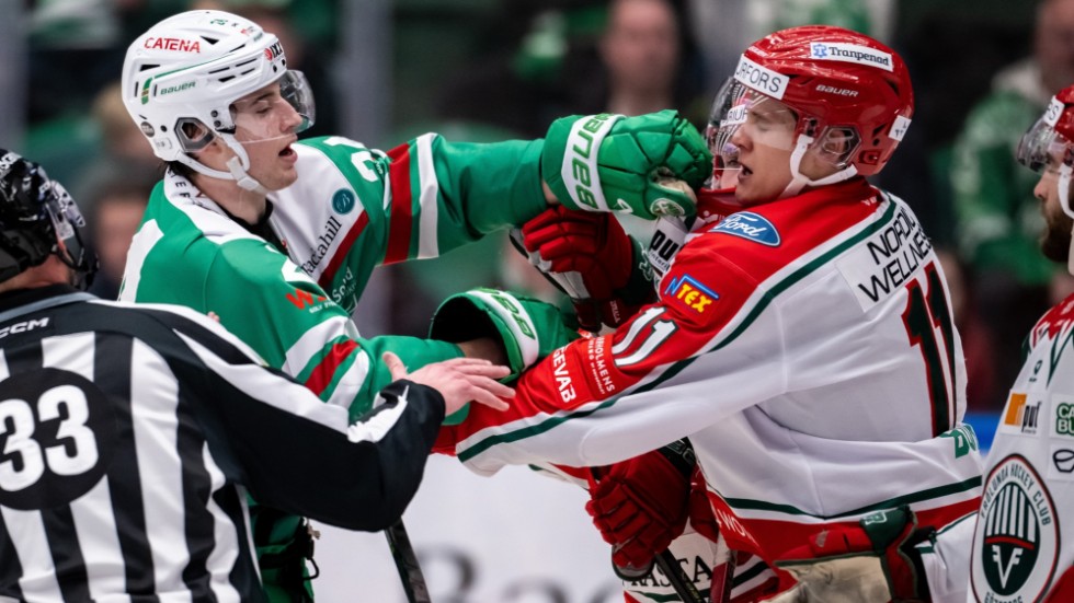 Erik Borg, till höger, i bråk med Rögles Marco Kasper.