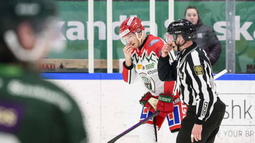 Andreas Borgman lämnar isen efter att ha tilldömts matchstraff i en första SM-kvartsfinalen mot Färjestad. Frölundabacken stängs nu av i ytterligare tre matcher.