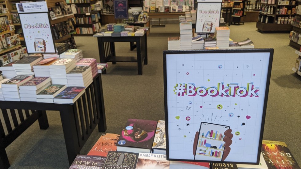 Hashtaggen Booktok har skapat bästsäljande författare. Nu ger sig företaget bakom Tiktok in i förlagsbranschen. Arkivbild.
