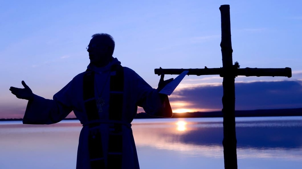 Gudars skymning. Nyhetskrönikören har tröttnat på religiösa fanatiker. "När tron på högre makter övergår till bisarra moraluppfattningar är det inte kul längre", skriver Nils Johansson.