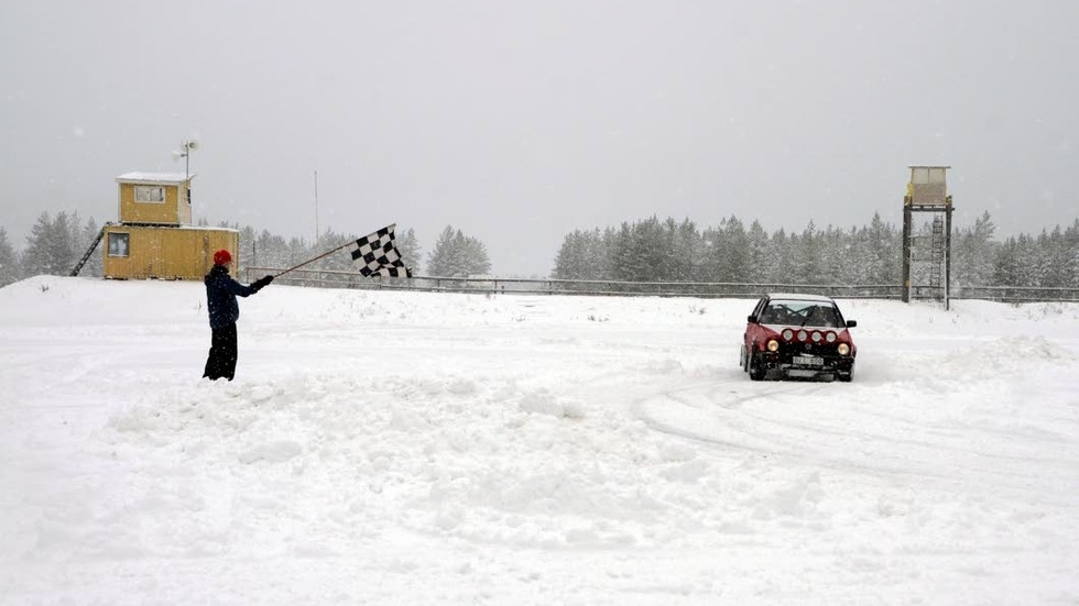 Hanna Nordgren och Linn Sandin i rallybilen.