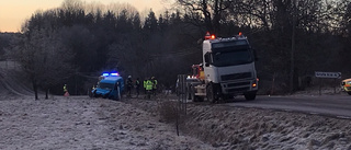 Postbil och lastbil i krock på väg 57 – bilen hamnade i diket