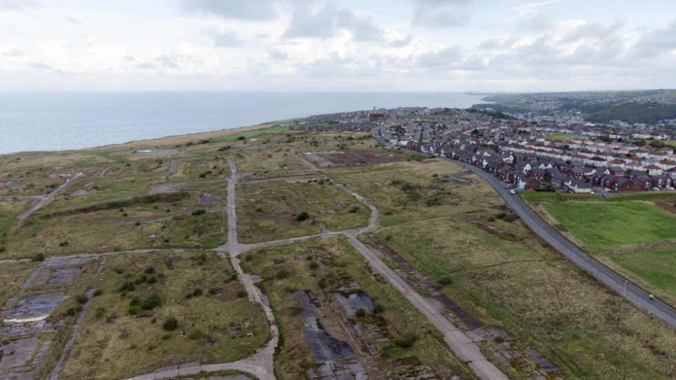 En flygvy visar platsen för den nya kolgruvan nära den cumbriska staden Whitehaven i nordvästra England, som den brittiska regeringen nu har beviljat bygglov för. Arkivbild.