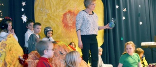 Förskoleelever spelar rymdteater