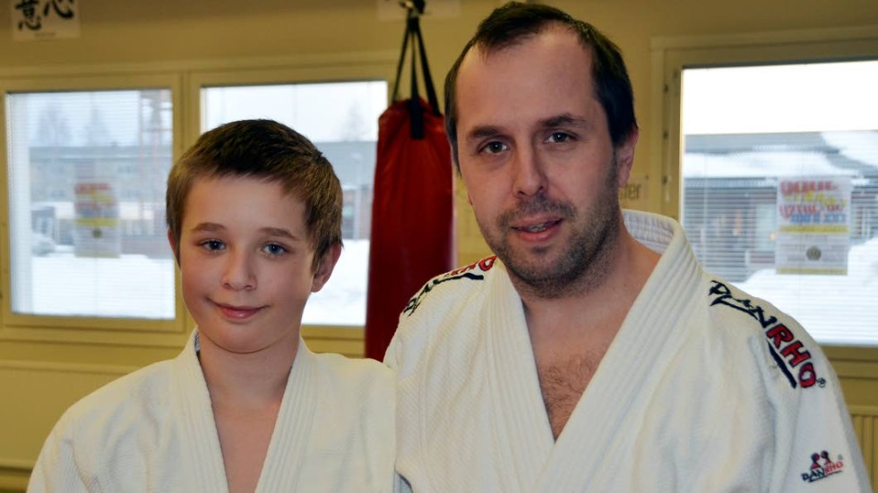 Mats Larsson med sonen Robin är båda med på judoträningen. " Jag följde sonen hit och blev själv så biten att jag började träna. Nu gör vi det tillsammans vilket är kul".