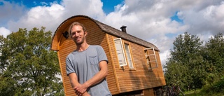 Byggde minihus på en cirkusvagn