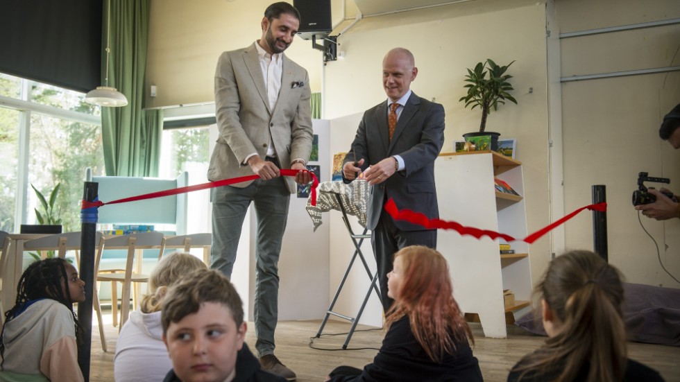 "Tillsammans skapar vi en bättre framtid" sa Urban Granström (S) (till höger i bild) som på torsdagen, tillsammans med kommunalrådskollegan Ahmad Eid (M), klippte bandet för stadens nya mötesplats på Träffen. 