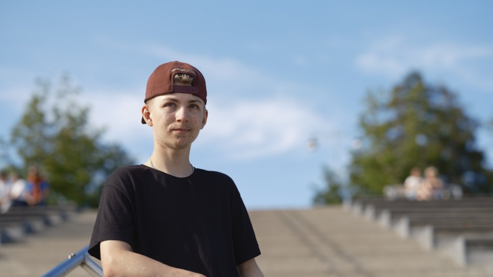 En kväll i våras upptäckte Albin Rosén en knöl på halsen. Det som vården först trodde var körtelfeber visade sig vara en aggressiv och ovanlig cancer.
