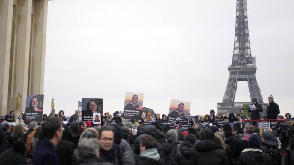 Demonstranter i Paris som håller upp porträtt på franska medborgare som fängslats i Iran. Arkivbild.