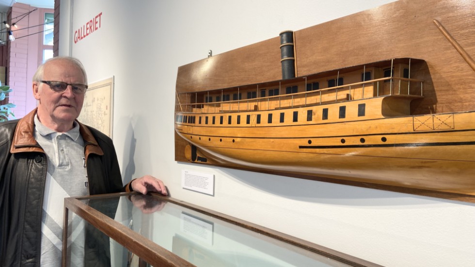 Arrangören Hans Wester, Träbåtbyggarna i Strängnäs, berättar att han ägnat ungefär ett halvår åt att iordningställa vårens och sommarens båtutställning på Multeum. "Historiskt sett passerade alla stora båtar som gick på Mälaren förbi Strängnäs", säger han.