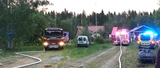 Kvinna avliden efter villabrand