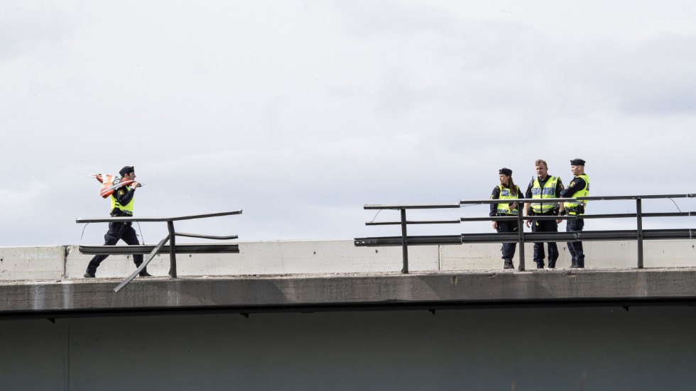 Enligt uppgifter till SVT har polisen hittat både selen och en del av det trasiga broräcket.