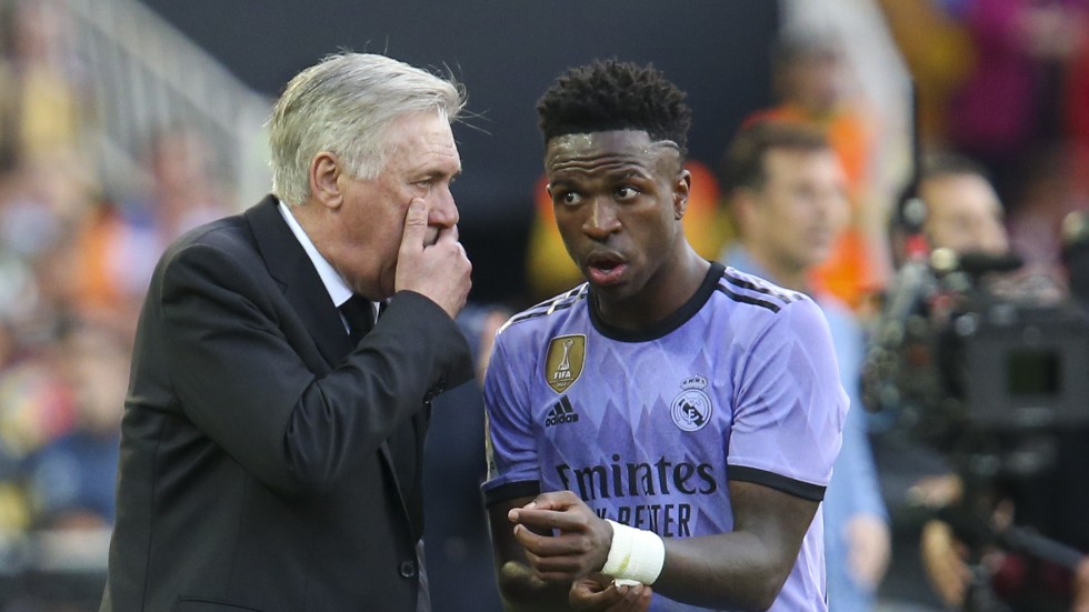 Real Madrids tränare Carlo Ancelotti tar över Brasiliens landslag i fotboll 2024, det bekräftar det brasilianska fotbollsförbundet. På bilden ger han instruktioner till den brasilianska superstjärnan Vinícius Júnior. Arkivbild.
