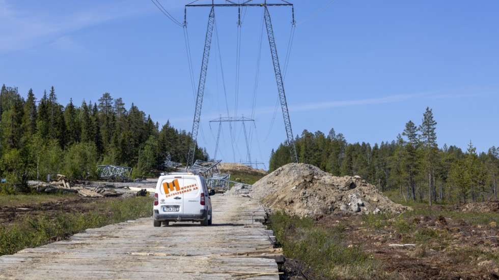 Nya kraftledningar ska byggas. Kraftledningarna ska gå från Degerträsk station till Svartbyn, där H2 Green Steels industriområde finns. (arkivbild)