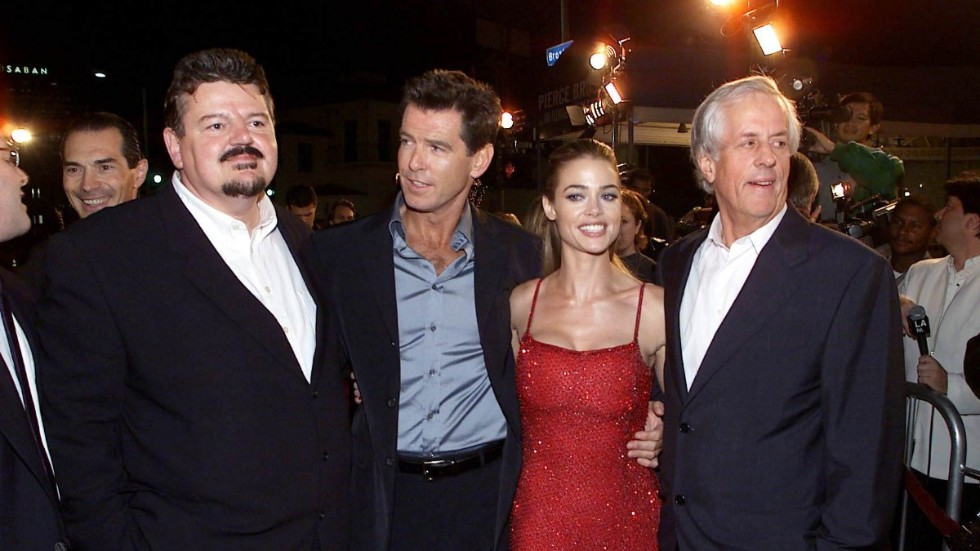 Britten Michael Apted (längst till höger), som bland annat regisserade Bond-filmen "Välden räcker inte till", är död. Här med Robbie Coltrane, Pierce Brosnan och Denise Richards. Arkivbild.