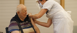 Ulf först ut att vaccineras på Sandbyhovsgatan 4