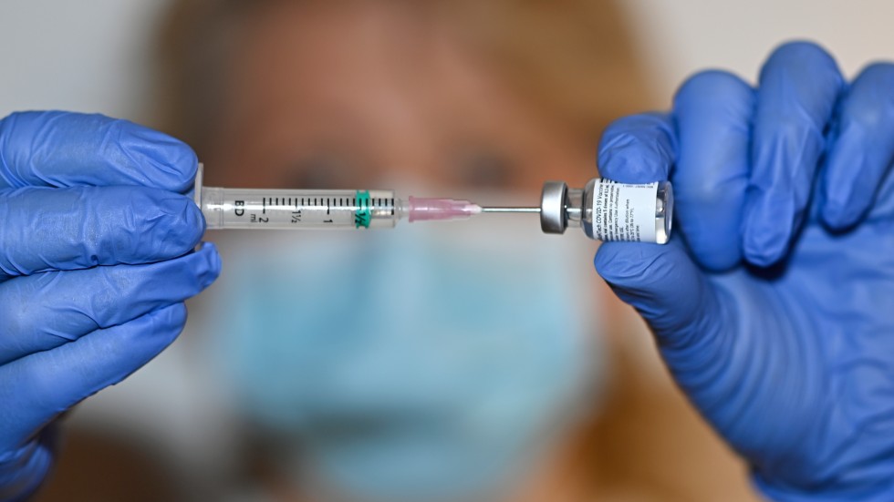 Varken Region Uppsala eller Läkemedelsverket ser någon koppling mellan coronavaccinet och det inrapporterade dödsfallet för drygt två veckor sedan.