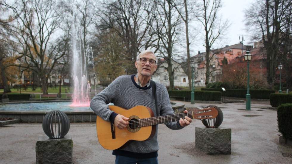 "Finns en trädgård i centrum, en stor grön oas. Om du söker ro, och en tryggare fas", sjunger trubaduren Kjell Barkman om Trädgårdsföreningen i sin egen låt "Linköping vår stad".
